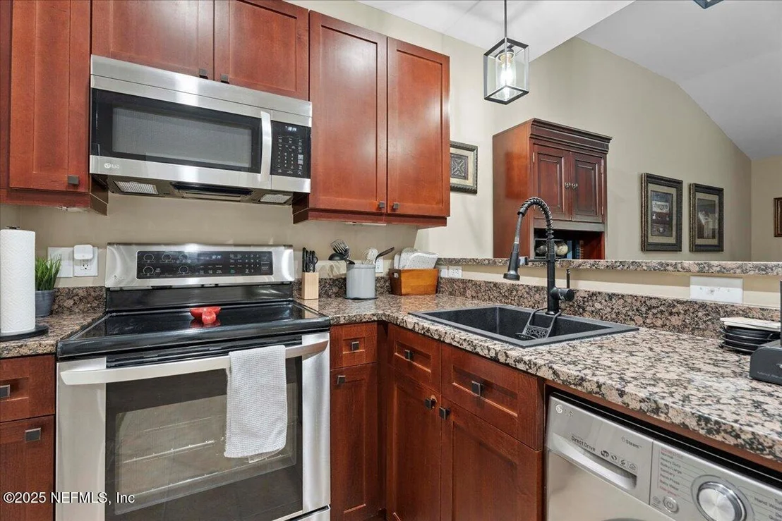 Photo of Unit 302 at 955 REGISTRY Boulevard