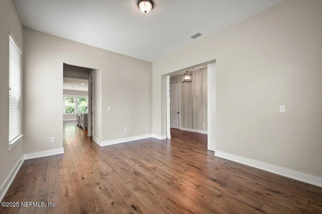 Photo of 305 SEAHILL Drive