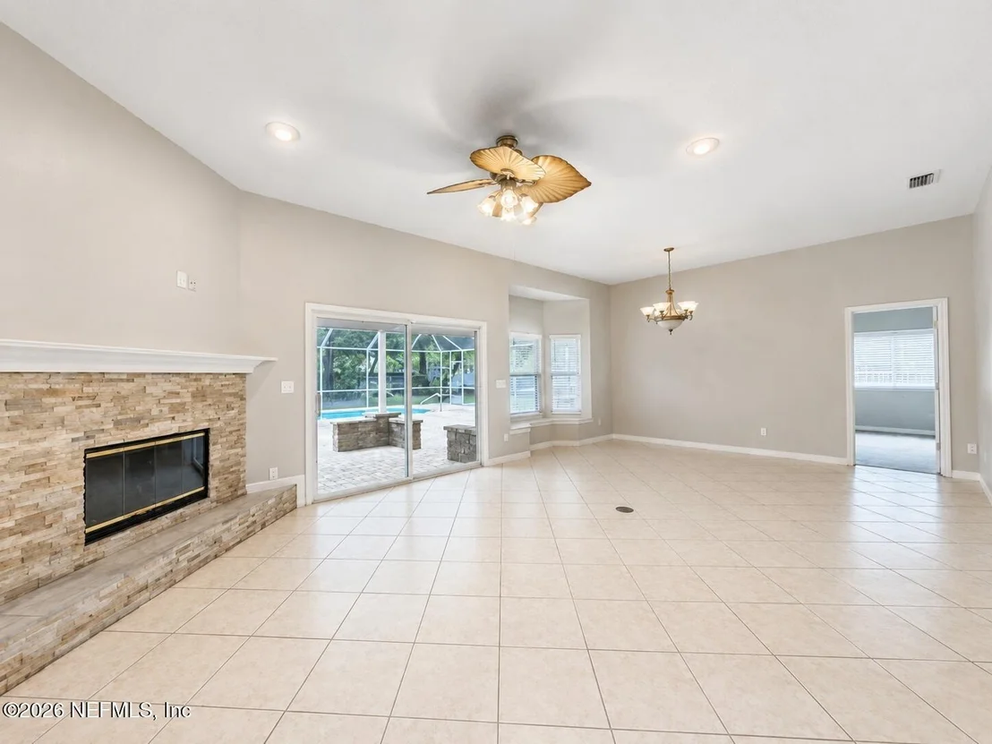 Photo of 3345 KINGS Road S