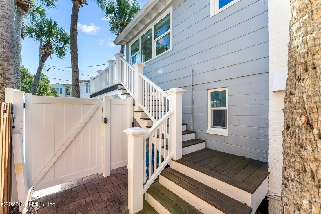 Photo of 1242 BEACH Avenue