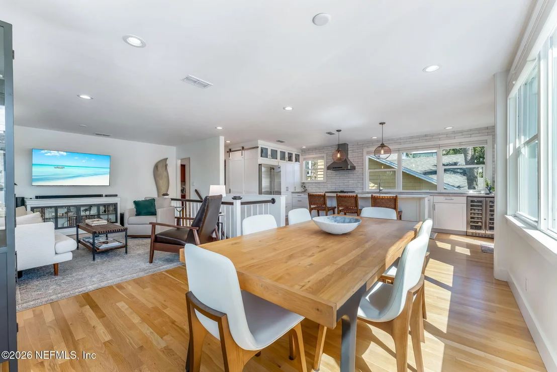 Photo of 1242 BEACH Avenue