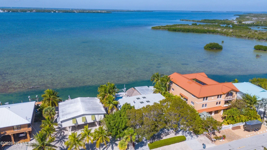 Photo of 1136 W SHORE Drive