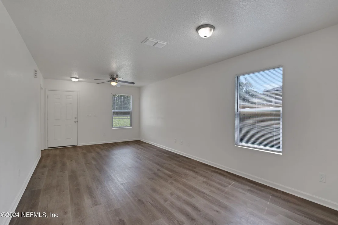 Photo of 908 W 9TH Street