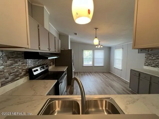 Photo of 105 KELVIN Avenue