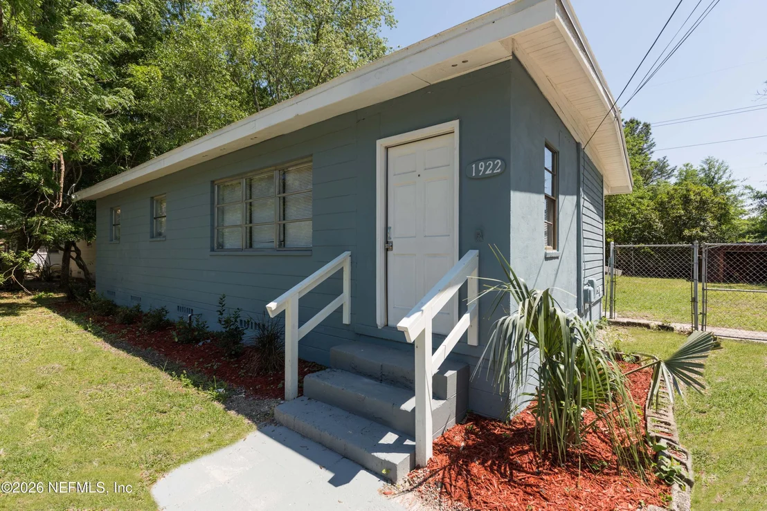 Photo of 1922 MACLEAN Road
