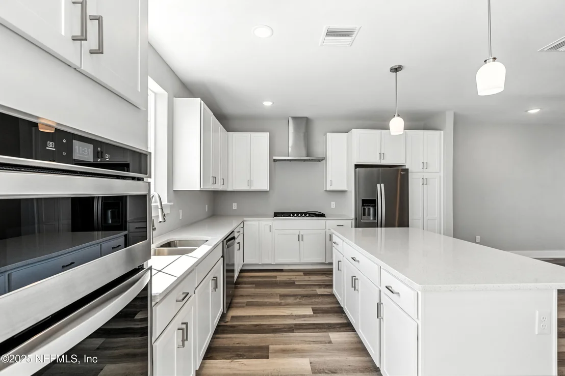 Photo of 15 COMARES Avenue