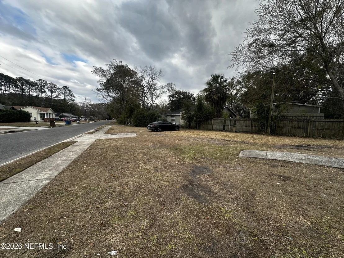 Photo of 2004 BENEDICT Road