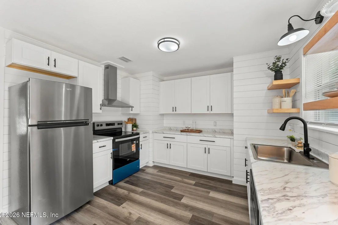 Photo of 594 CEDAR Avenue