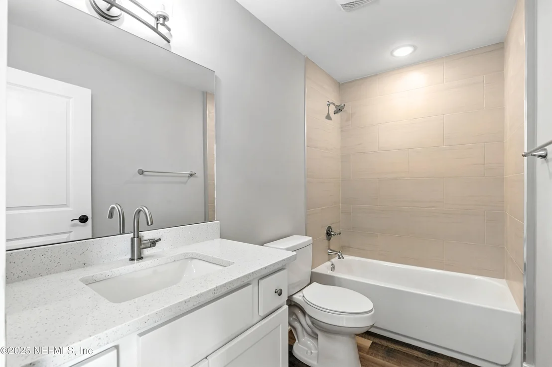 Photo of 15 COMARES Avenue