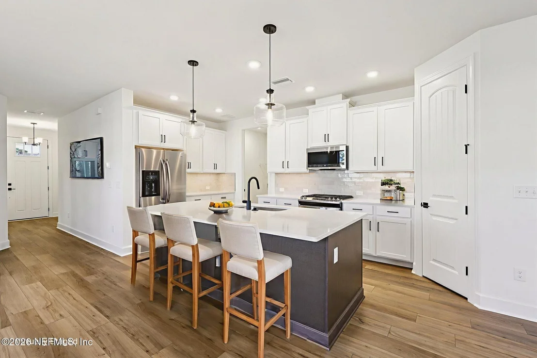 Photo of 17 JAMESTOWN Court