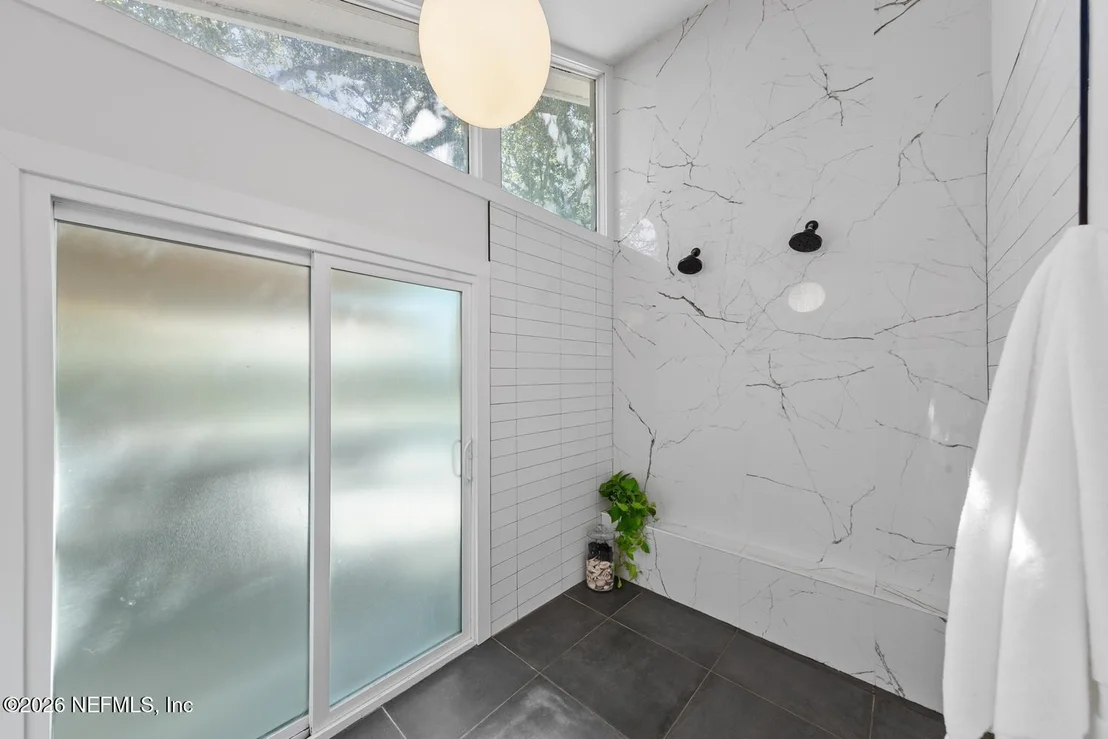 Photo of 1105 KINGS Road