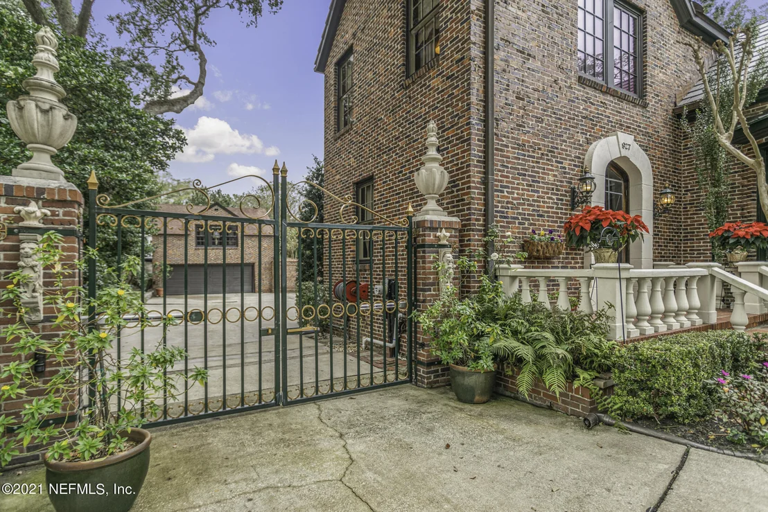 Photo of 927 ARBOR Lane