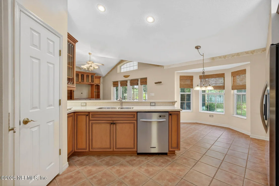 Photo of 3400 KINGS Road S