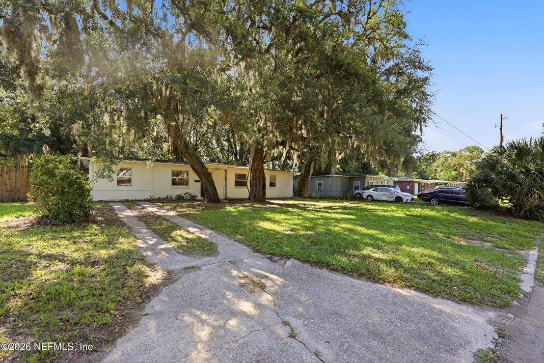 Photo of 2151 MAPLE LEAF Drive E