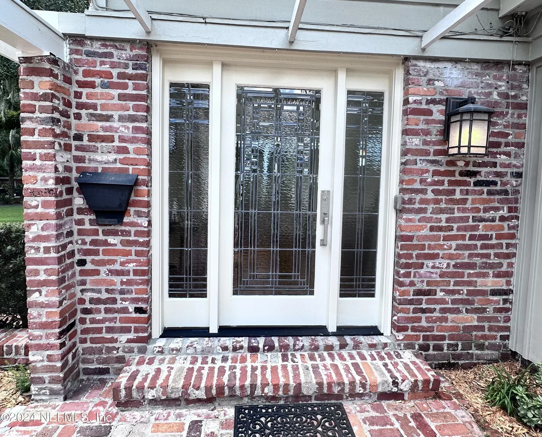 Photo of 1283 HARBOR OAKS Road