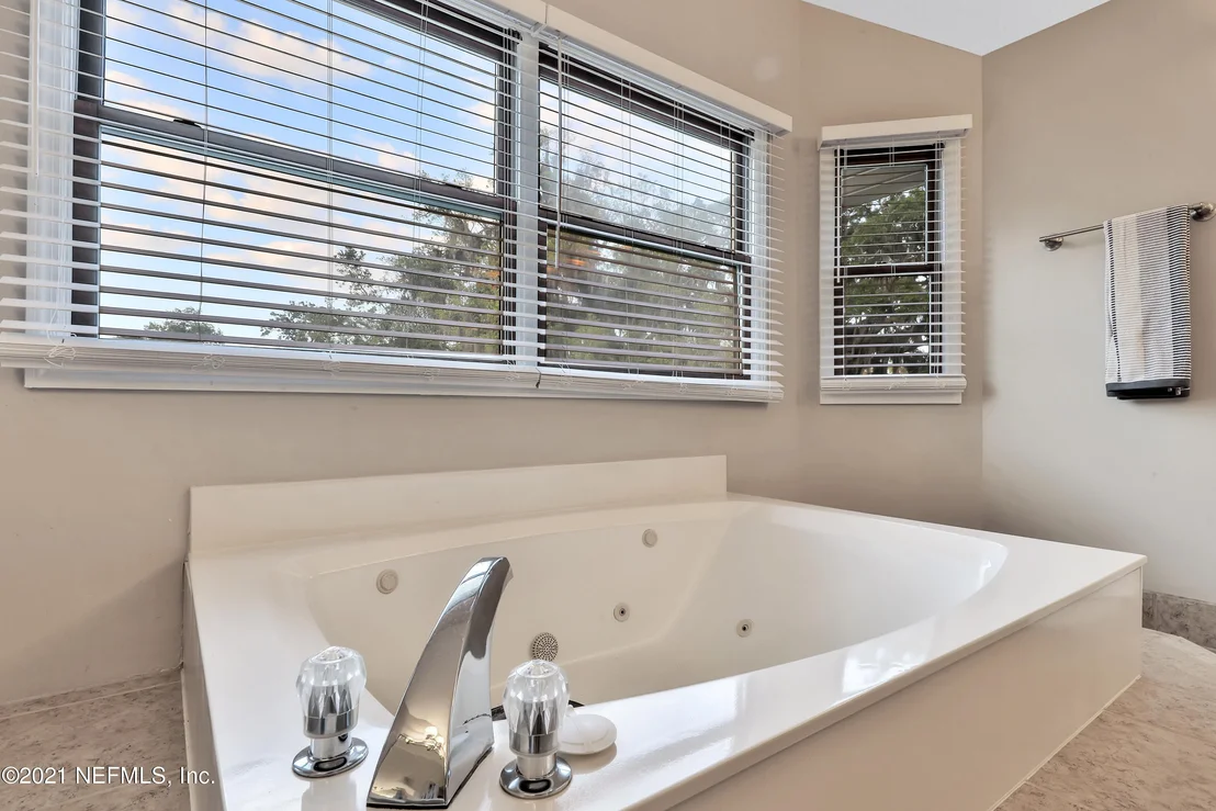 Photo of 405 OAK Drive S