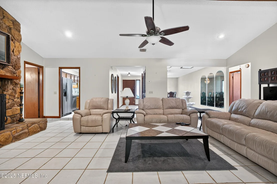 Photo of 530 HICKORY Drive