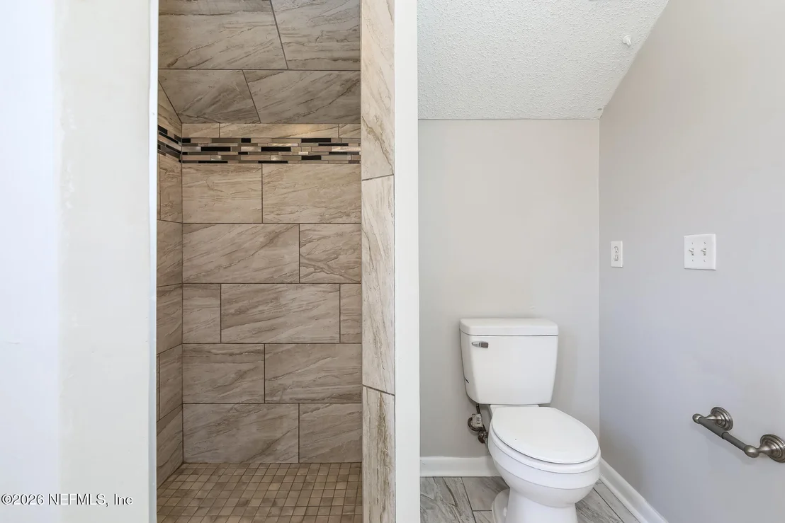 Photo of 2437 OAKVIEW Drive