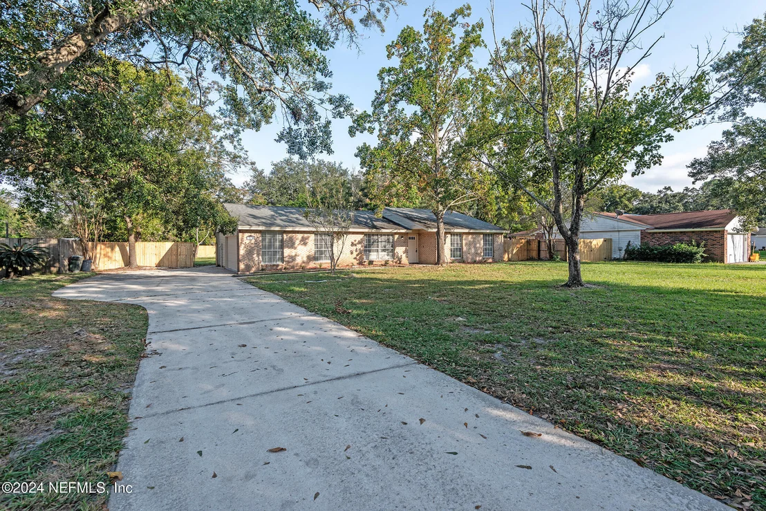 Photo of 7995 SARCEE Trail