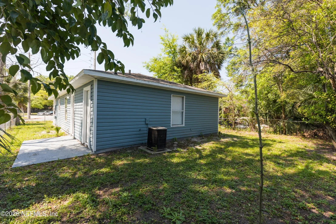 Photo of 1003 DANIEL Street