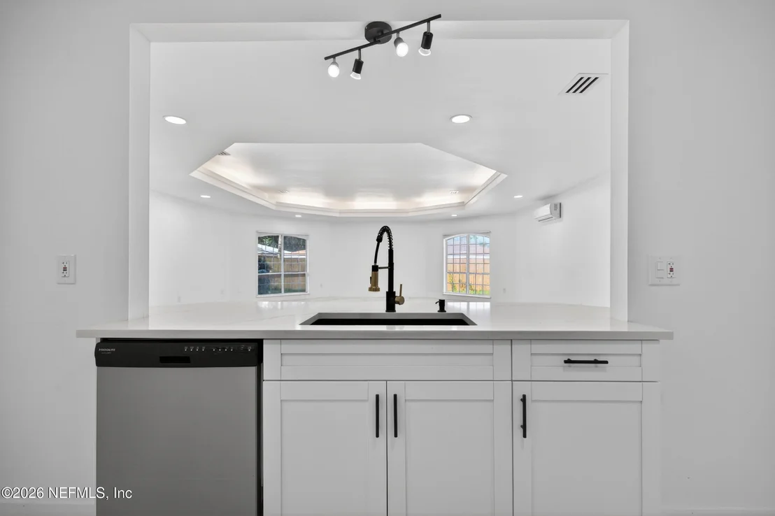 Photo of 1407 GRANDVIEW Drive