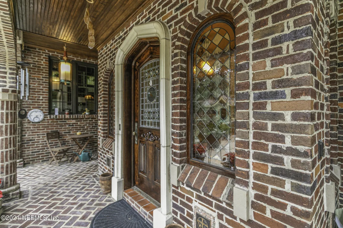 Photo of 927 ARBOR Lane
