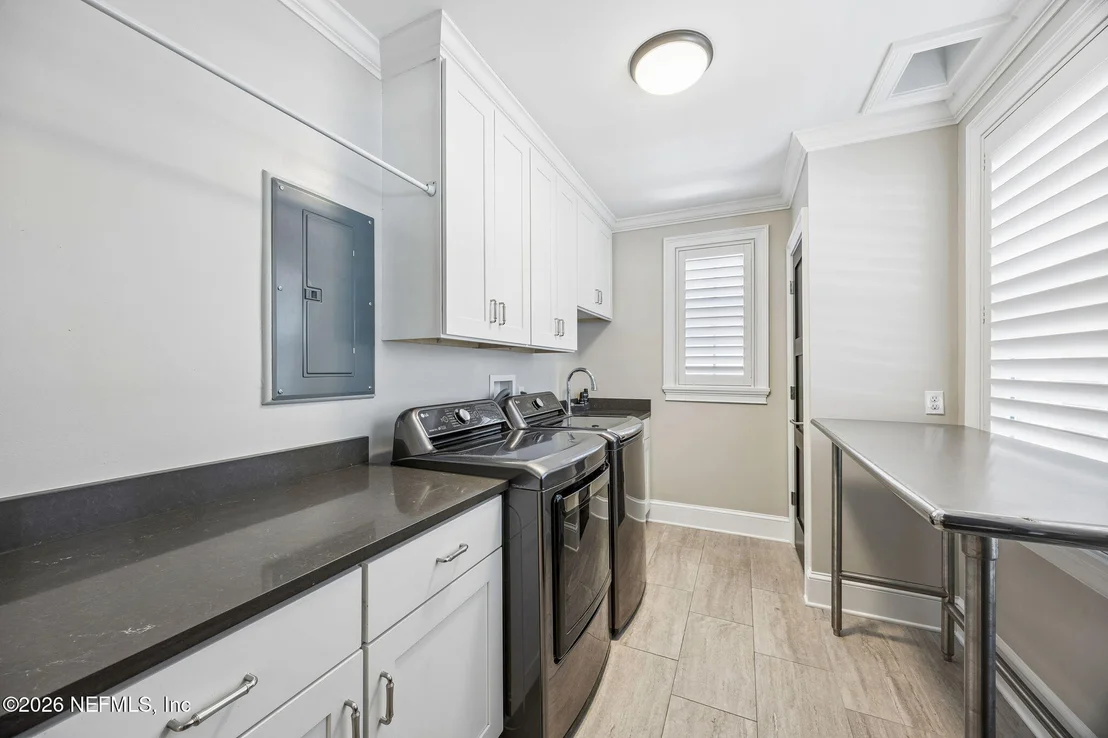 Photo of 1676 RIVER Road