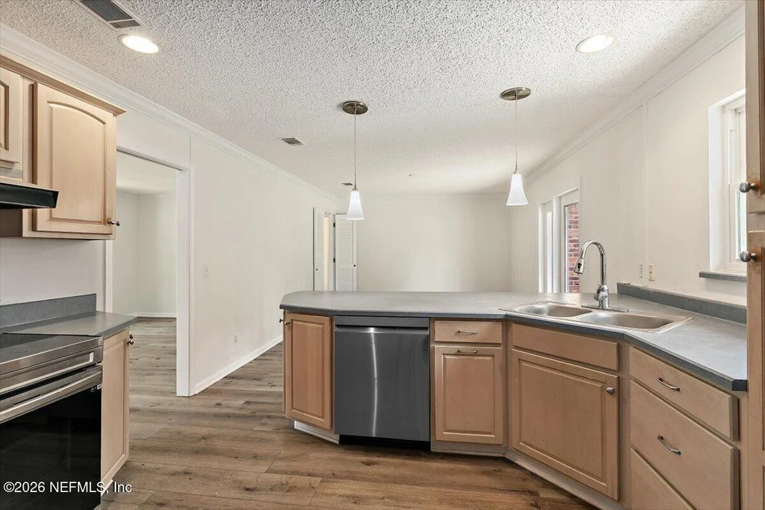 Photo of 9042 WARWICKSHIRE Road