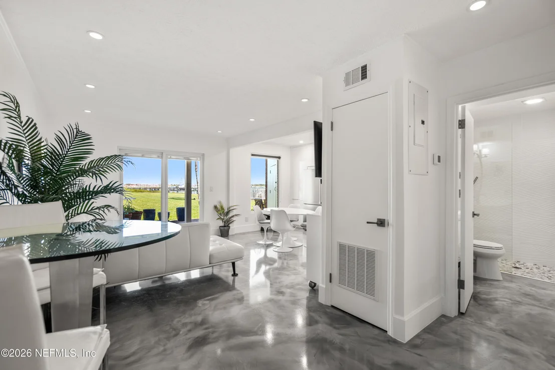 Photo of Unit 3B at 83 COMARES Avenue