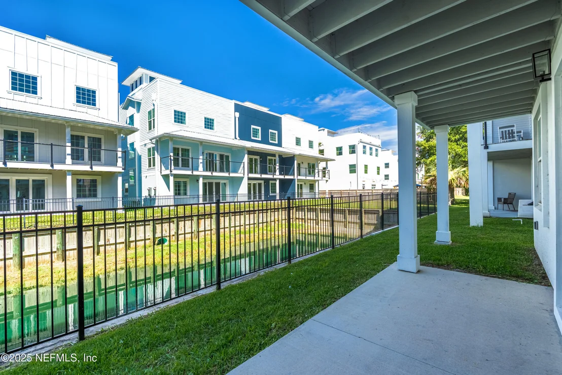 Photo of 15 COMARES Avenue