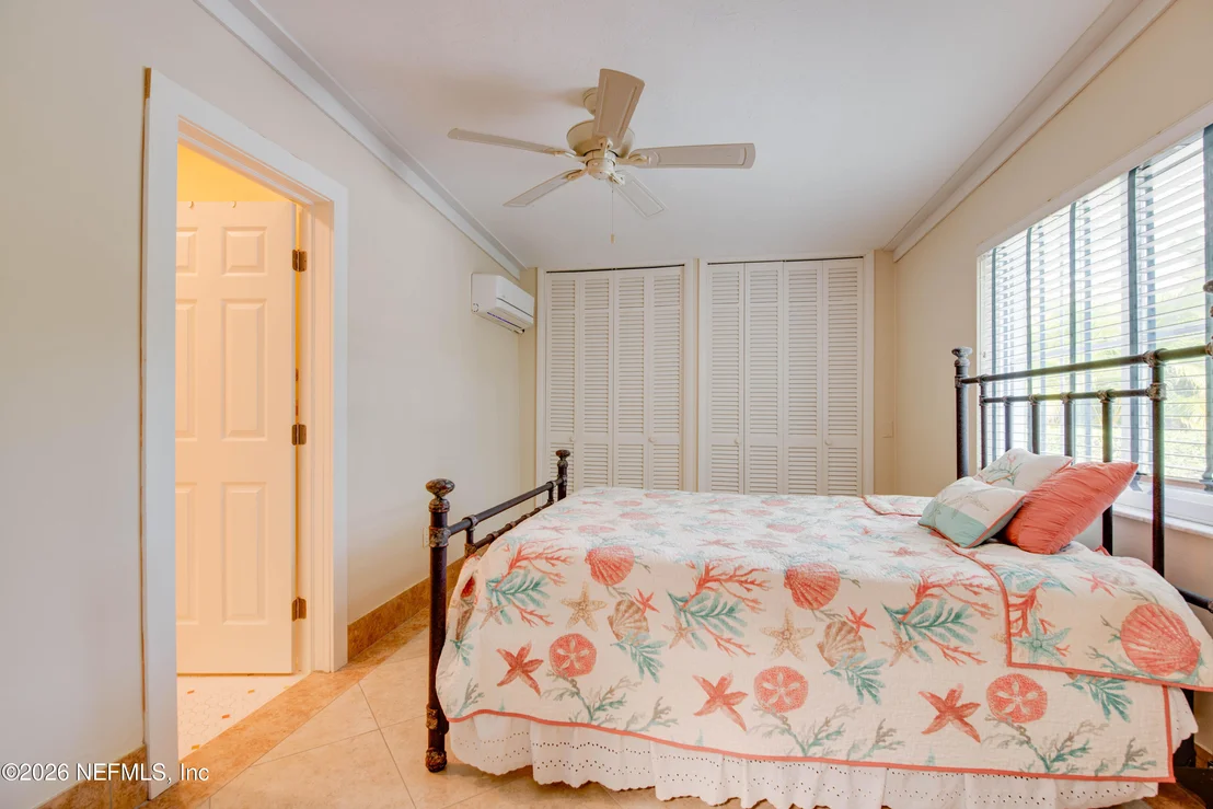 Photo of 1136 W SHORE Drive
