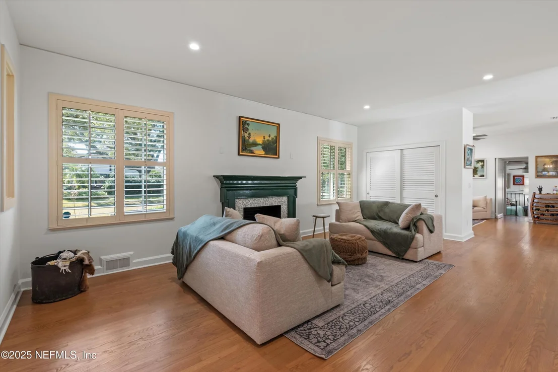 Photo of 2525 LAUREL Road