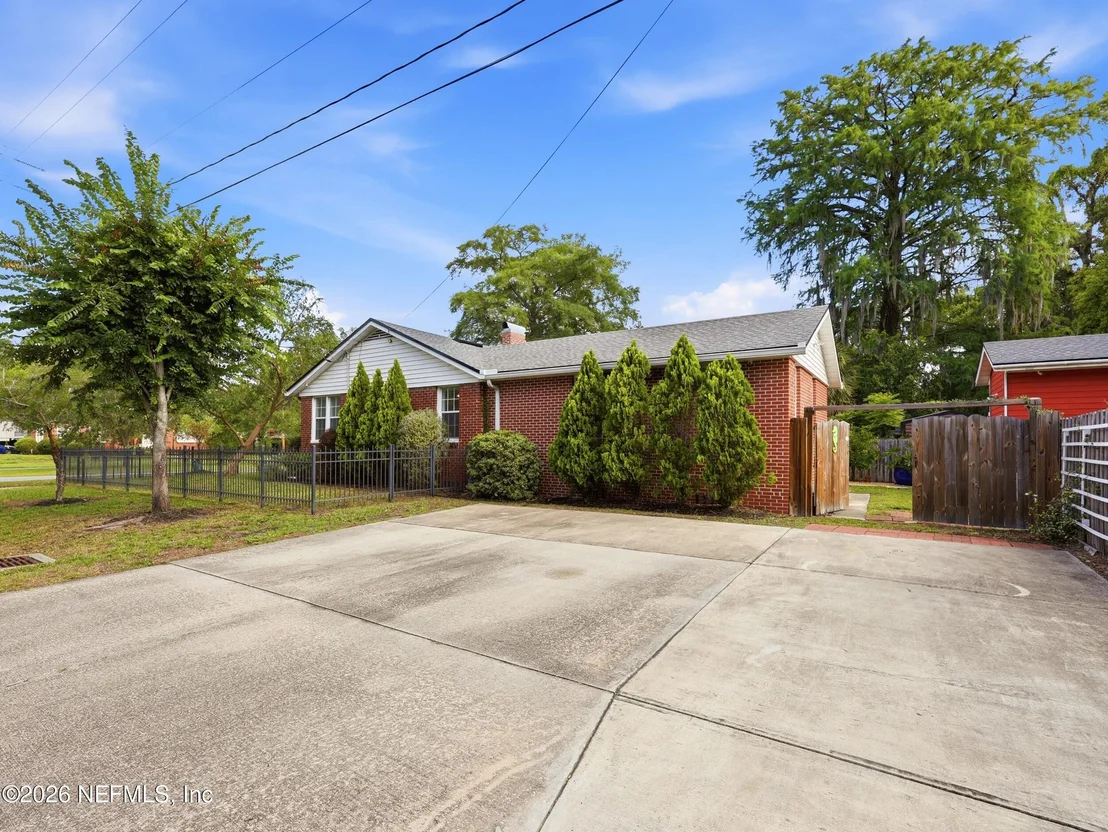 Photo of 2223 BAYVIEW Road
