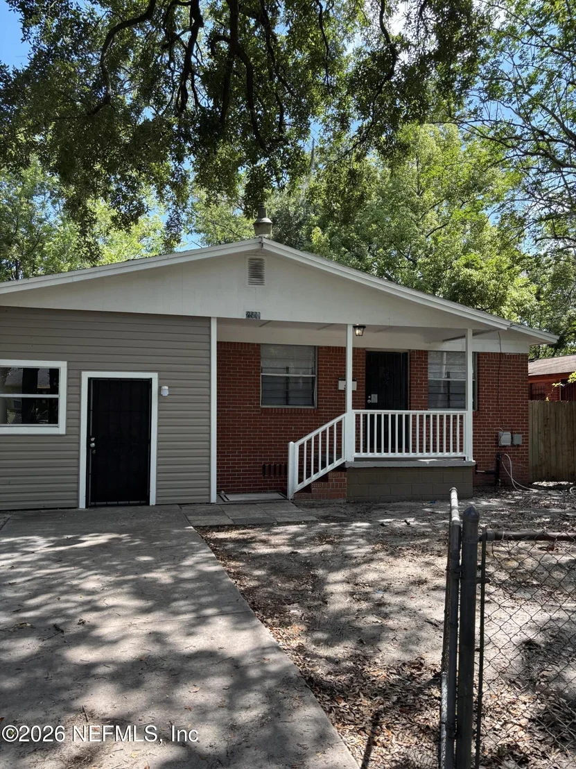Photo of 2502 ROBERT Street