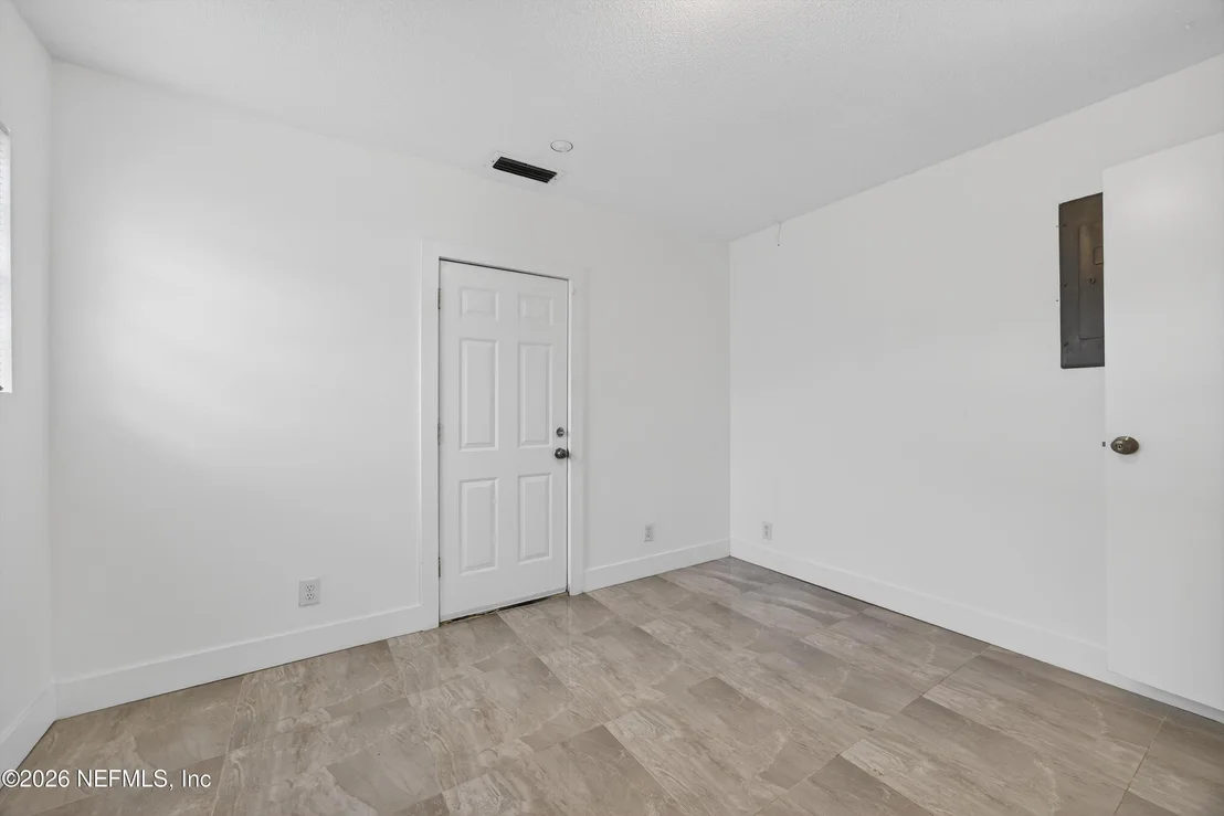 Photo of 217 CARVER Street W