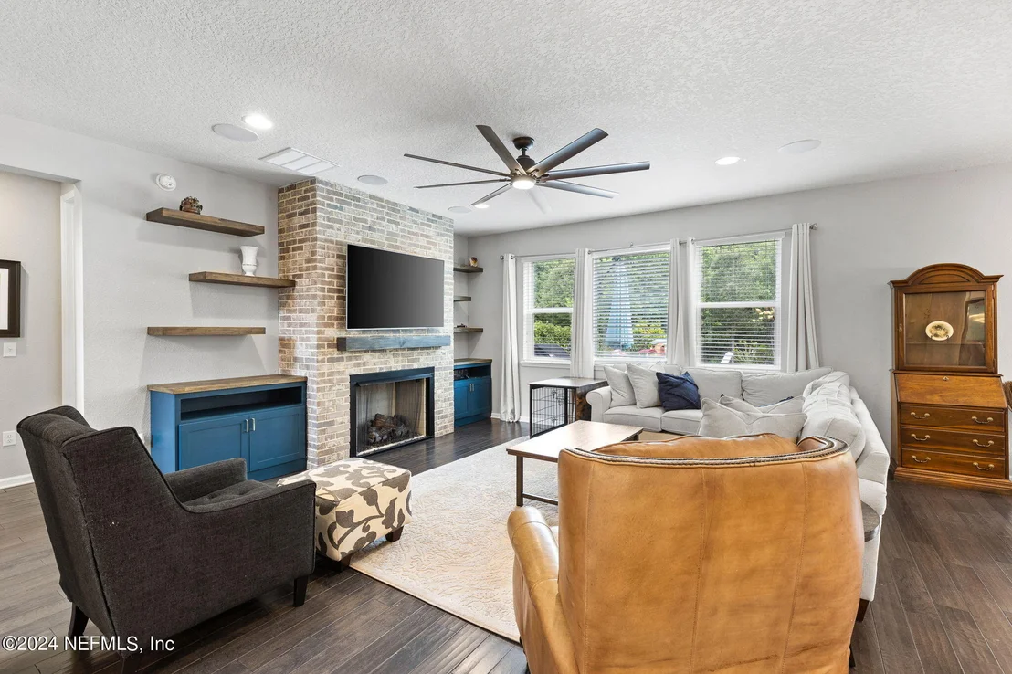 Photo of 387 PALISADE Drive