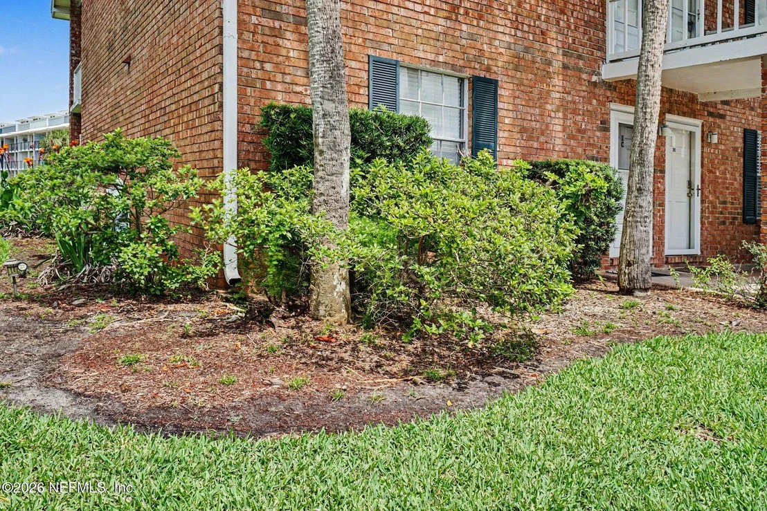 Photo of Unit 1C at 22 COMARES Avenue