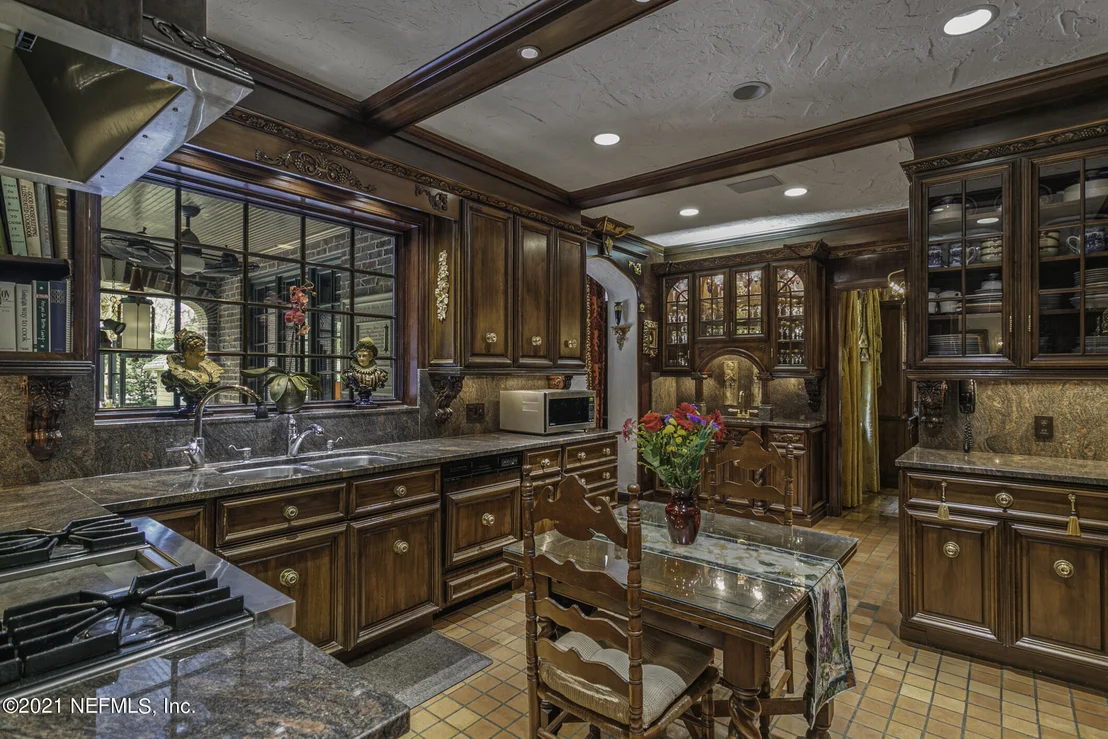 Photo of 927 ARBOR Lane