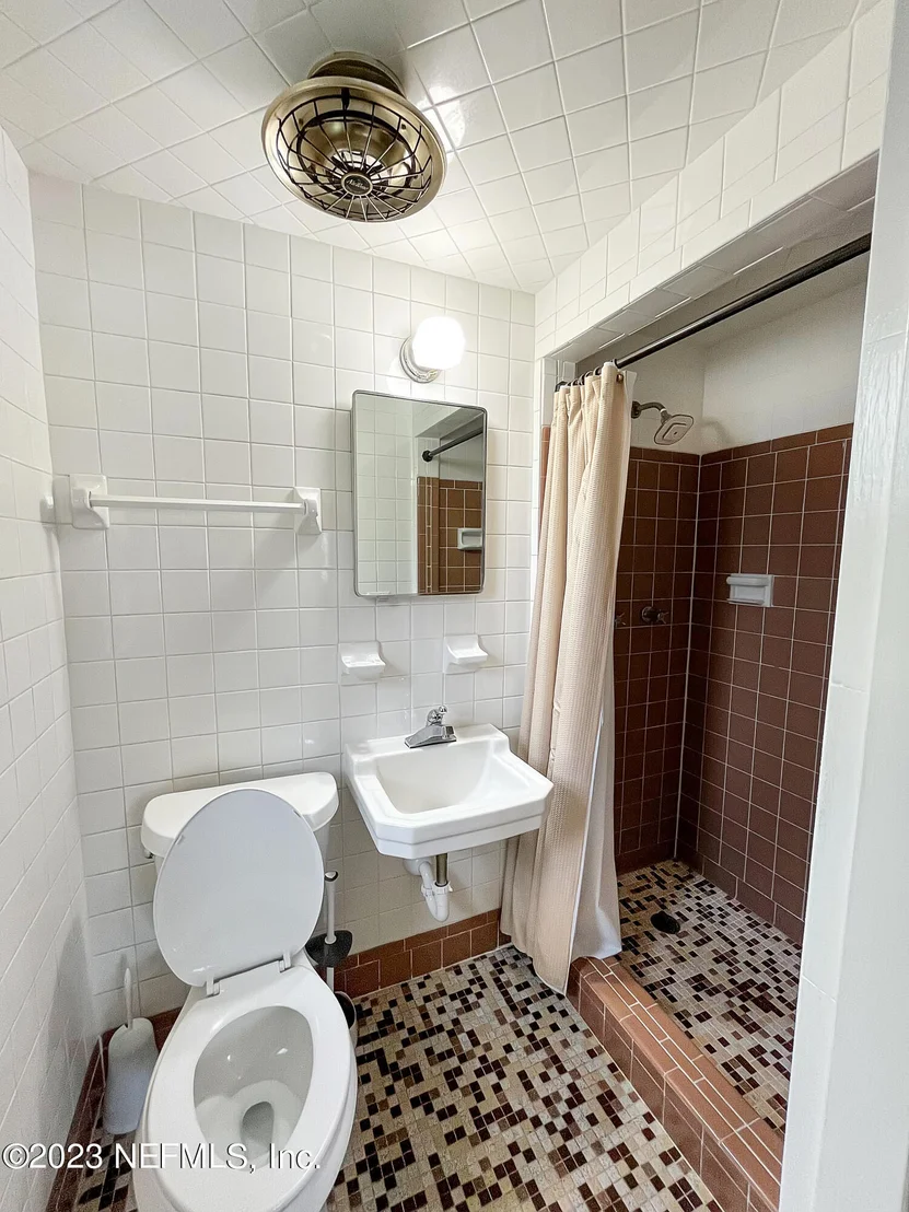 Photo of 451 CLERMONT Drive W
