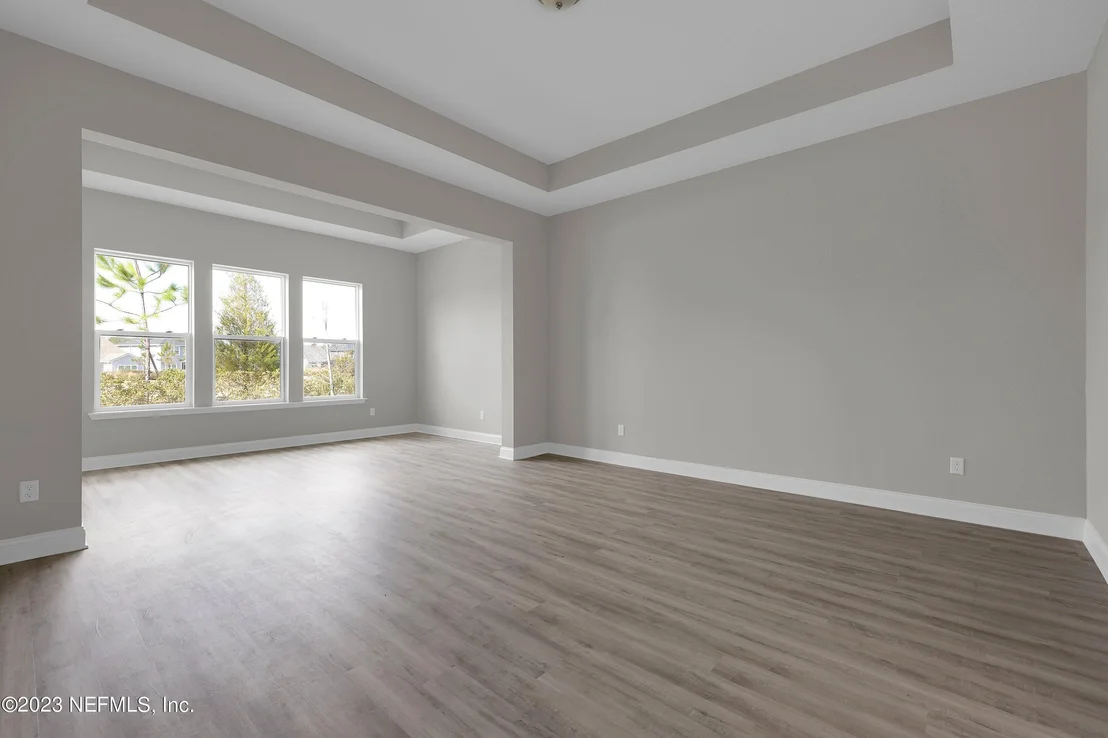 Photo of 162 LOMOND Court