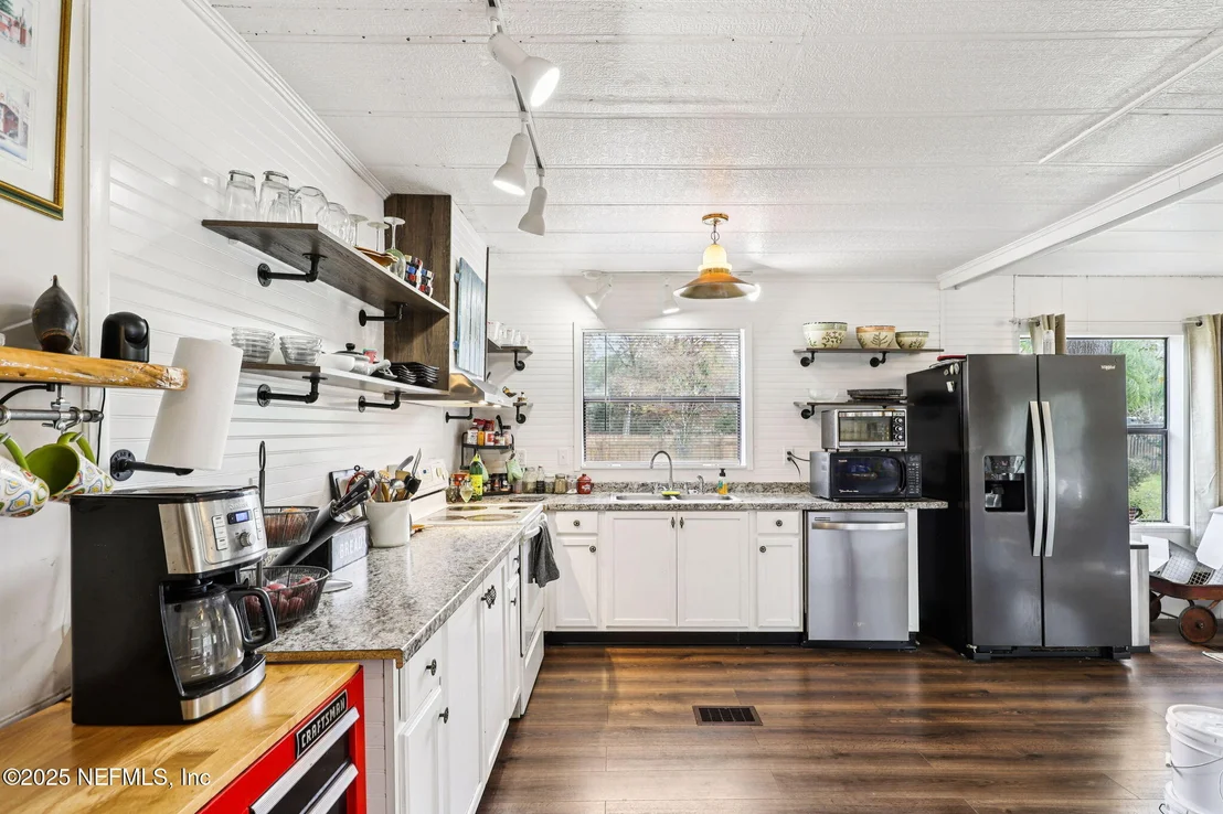 Photo of 8521 COUNTY ROAD 13 N