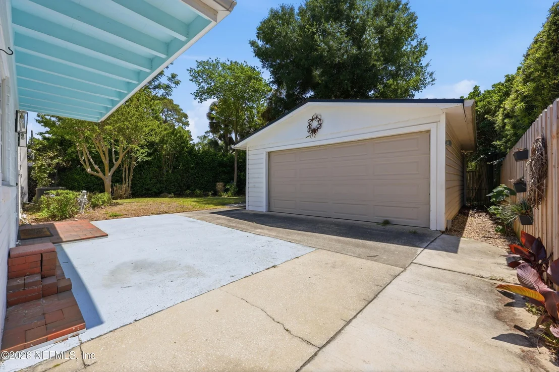 Photo of 1622 AVOCA Place