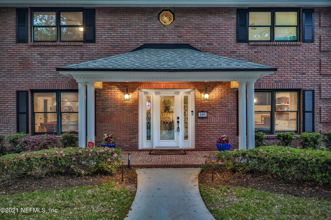 Photo of 405 OAK Drive S