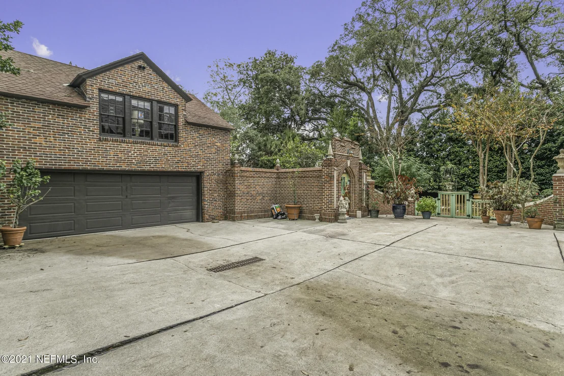 Photo of 927 ARBOR Lane