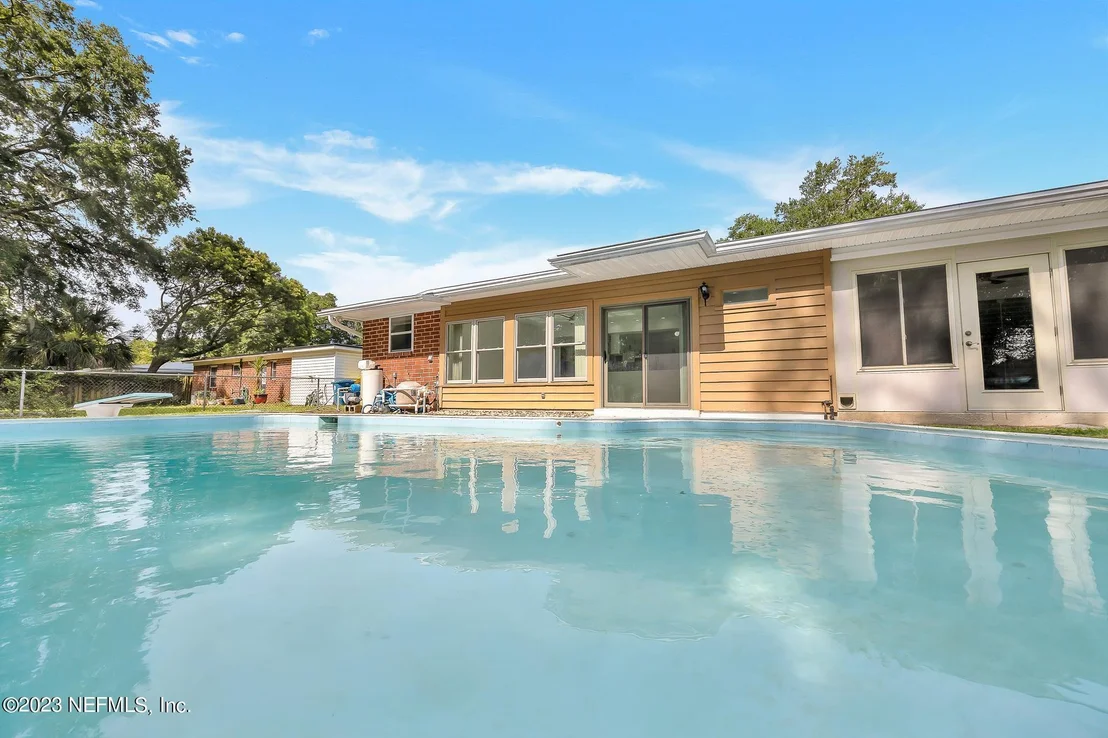 Photo of 2233 MAPLE LEAF Drive E