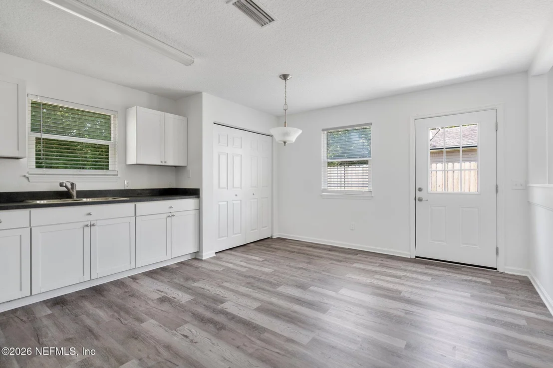 Photo of 860 W 6TH Street