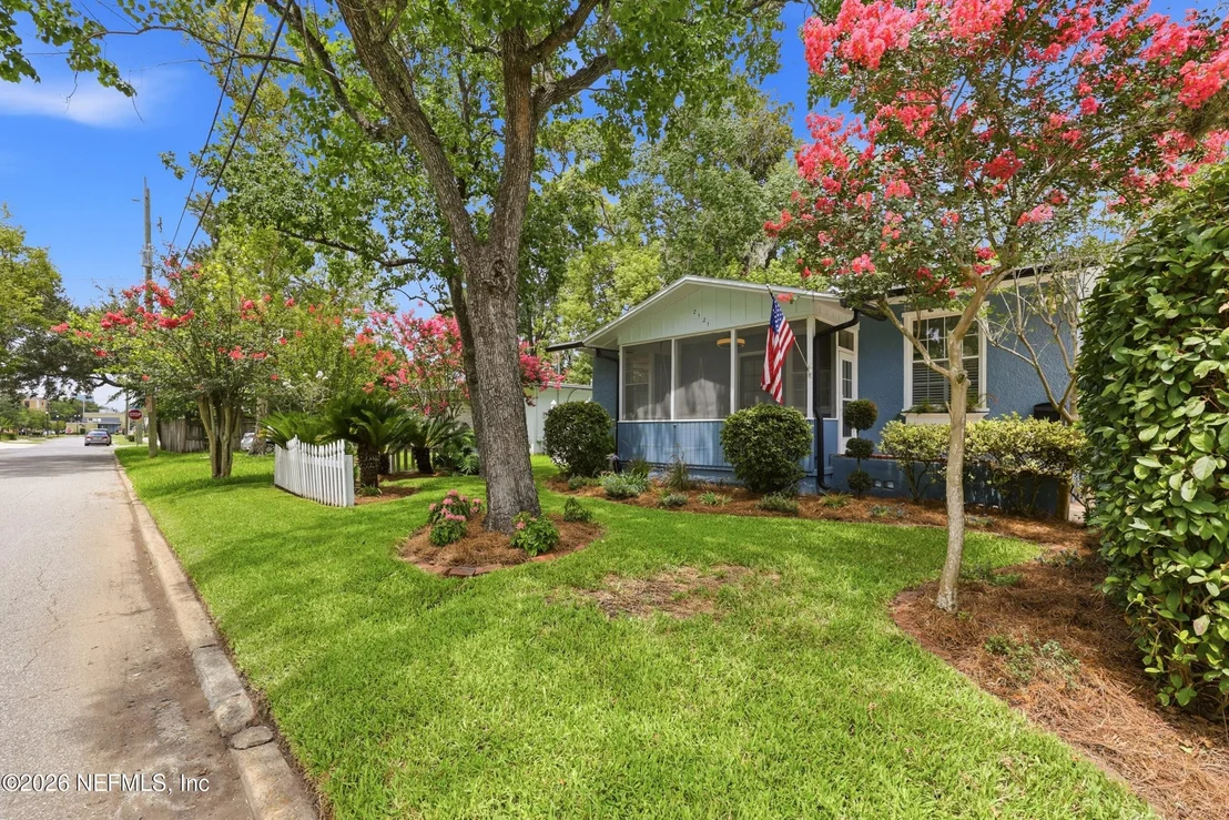 Photo of 2121 MINERVA Avenue