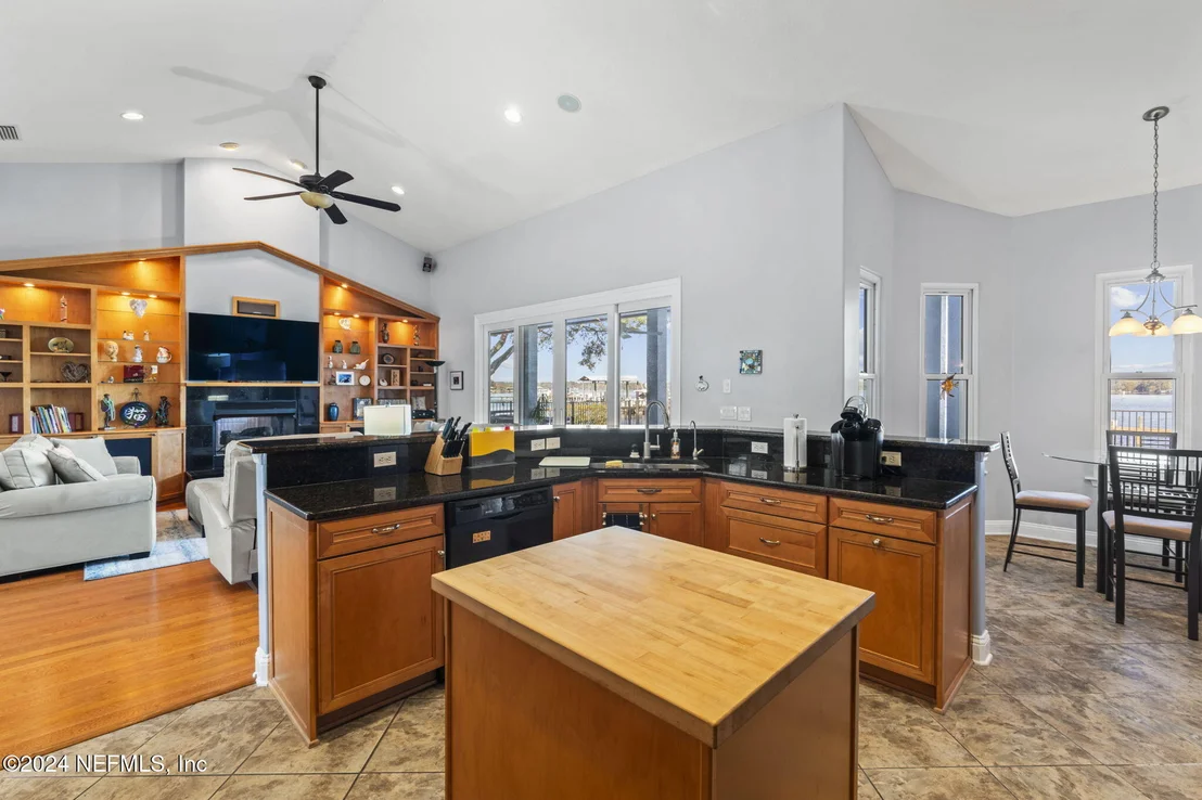 Photo of 487 CREIGHTON Road