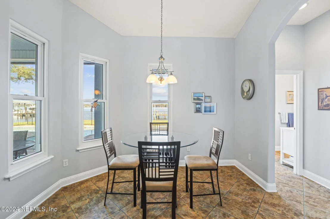 Photo of 487 CREIGHTON Road