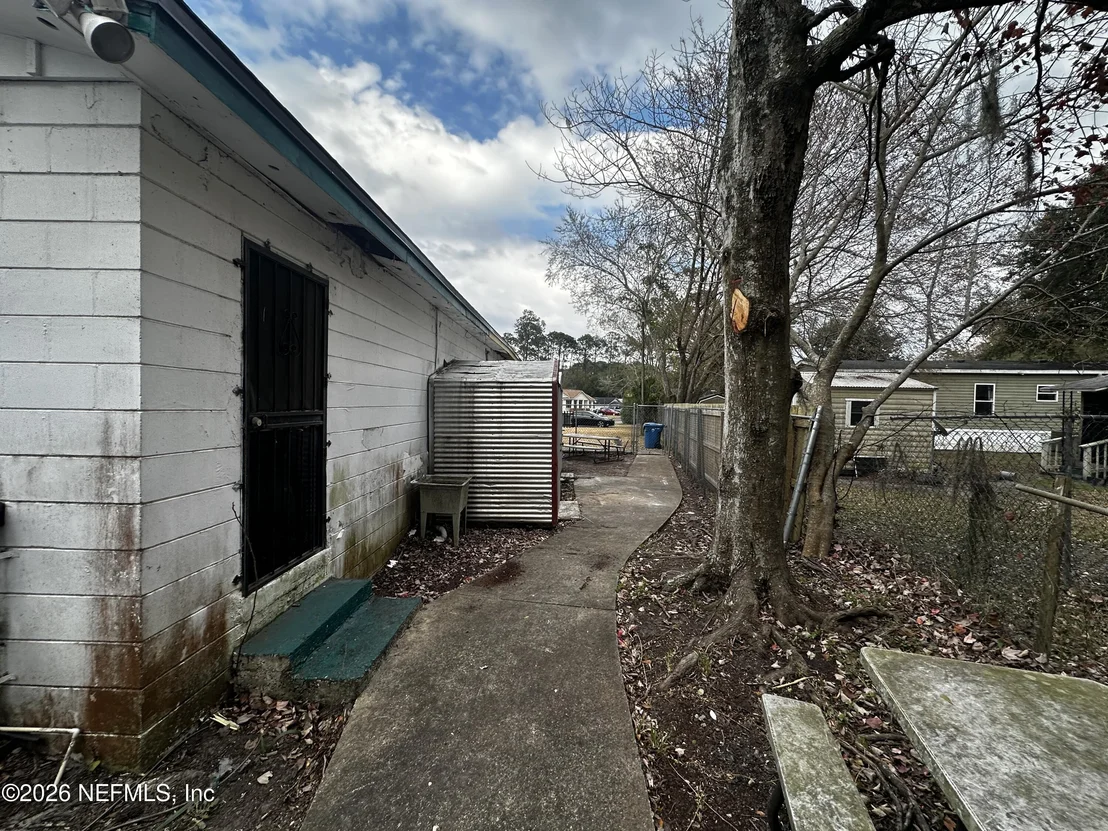 Photo of 2004 BENEDICT Road
